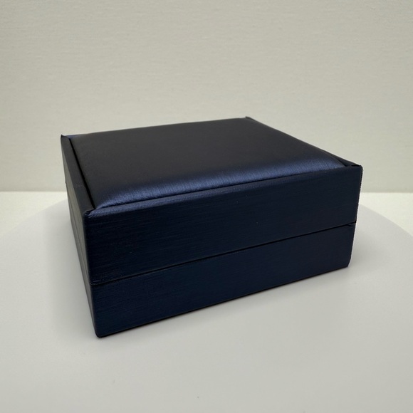 Elegant Navy Blue & Black Necklace/Pendant Gift Box - Picture 3 of 4